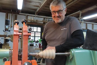 Rückkehr nach Crimmitschau: Knut Kirsche und seine handgefertigten Schätze - Nach Jahren der Abwesenheit freut sich Knut Kirsche darauf, auf dem Weihnachtsmarkt in Crimmitschau präsent zu sein. Die letzten Vorbereitungen auf diese drei Tage laufen.