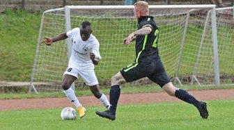 Rückkehr nach der Quarantäne - Für die Lichtensteiner Fußballer - hier mit Wallace Ndi Tangwan am Ball - lief die Saison bisher noch nicht rund. 
