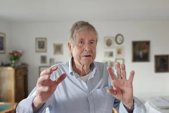 Rückkehr nach Reichenbach: Was Stasi-Jäger Käbisch auf der Seele brennt - Edmund Käbisch in seiner Zwickauer Wohnung. Von dort aus führt der pensionierte Pfarrer seine seit Jahrzehnten bearbeiteten Themen fort. Auseinandersetzungen inklusive.