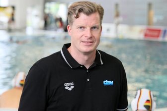 Rückkehr und Premiere zugleich - Beim Wasserball-Länderspiel der Männer am Mittwochabend gegen die Slowakei (10:4) war mit Lars Götz auch ein Zwickauer für Deutschland im Einsatz. Er betreut die Nationalmannschaft als Arzt.