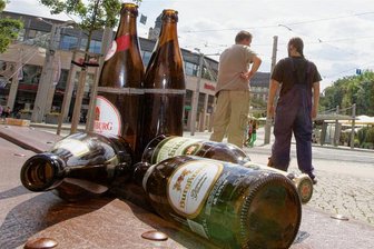 Rückkehr zum Alkoholverbot am Plauener Postplatz: Jetzt soll es ganz schnell gehen - Zu tief in die Flasche geschaut: Rund 30 alkoholbedingte Straftaten hat die Polizei seit Februar letzten Jahres am Tunnel und in den angrenzenden Bereichen registriert.