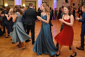 Rückkehr zur Normalität zwischen Jive, Foxtrott oder auch Rock'n Roll:Tanzschüler feiern in Rochlitz Abschlussball - Abschlussbälle der Tanzstunde im Rochlitzer Bürgerhaus: Natürlich zeigten die Tanzpaare auf der Tanzfläche was sie alles gelernt haben.