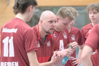 Rückkehrer aus Zweitliga-Zeiten ärgert Zschopauer Volleyballer - In einer Auszeit bespricht Carsten Böttcher mit seinen Dresdner Spielern die Taktik.