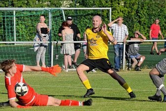 Rückkehrer macht den Unterschied aus - Aleksandrs Guzjalevs (Mitte) erzielt hier die 2:0-Führung für den VfB Auerbach. Der Rückkehrer machte beim 2:1-Sieg gegen den oberfränkischen Landesligisten FC Vorwärts Röslau ein starkes Spiel.