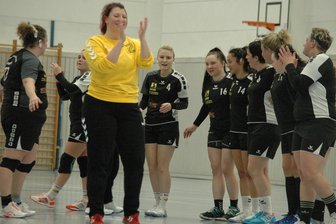 Rückkehrerin läuft bei den Handballerinnen des TSV Fortschritt Mittweida zu Höchstform auf - Tolle Paraden beim Comeback: Claudia Gutschick (in Gelb) kehrte nach Babypause zurück ins Mittweidaer Tor und war gleich maßgeblich am Heimsieg gegen Zwönitz beteiligt.