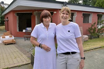 Rückkehrerin übernimmt Zahnarztpraxis bei Zwickau: „Ich wollte immer zurückkommen“ - Karin Suchomel (links) und ihre Tochter Henrike Markstein freuen sich darauf, ab Januar gemeinsam in der Wildenfelser Praxis zu arbeiten.