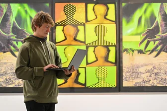 Rückreise in die analoge Welt – eine Ausstellung in Chemnitz - Computer trifft Papier: Renè Ebersbach vor dem Bild „Die Ungewissheit“ von Detlef Lieffertz.