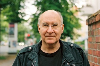 Rückschau auf die Friedliche Revolution vor 35 Jahren: Buchautor spricht in Chemnitz über ein Stasi-Opfer - Peter Wensierski stellt in einer Lesung sein Buch „Jena-Paradies“ vor.