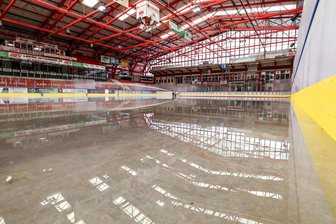 Rückschlag für den ETC Crimmitschau: Eishockey-Verein fehlt Personal für das U20-Team - Blick in das Kunsteisstadion im Sahnpark: Hier kann der ETC Crimmitschau doch kein U20-Team an den Start bringen.