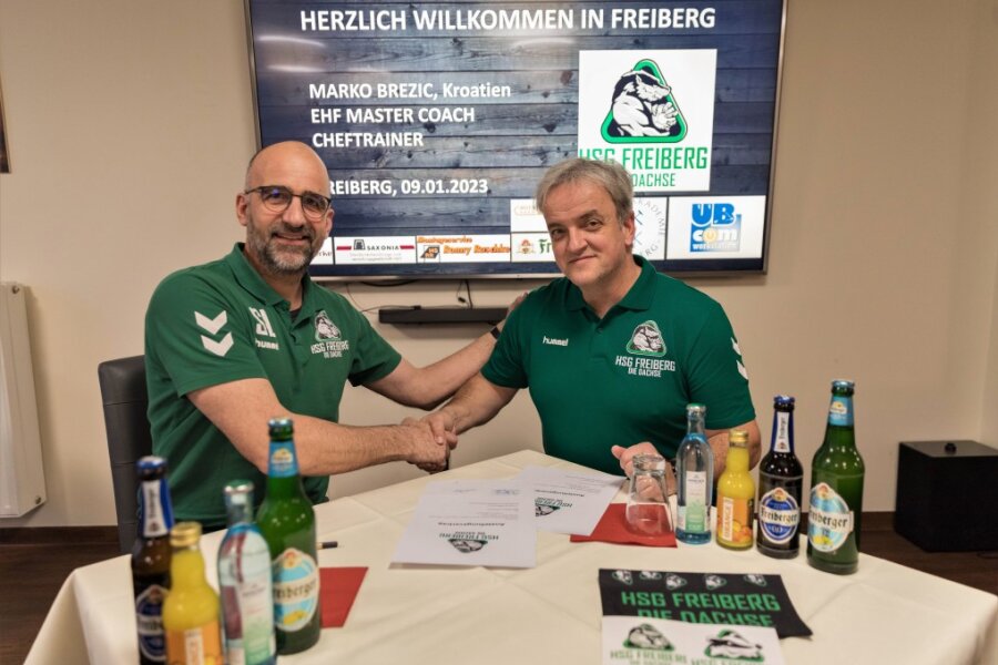 Rückschlag für die HSG Freiberg - Handball-Oberligist muss sich einen neuen Chefcoach suchen - Anfang  Januar  2023   hatte  Marko Brezic (r.) und Stefan  Lange (l.)   die Unterschriften unter das  Arbeitspapier des   Trainers  gesetzt.  Jetzt ist  alles schon wieder Geschichte.