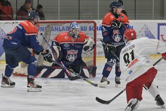 Rückschlag im Titelkampf: Wölfe verlieren zweites Finalspiel gegen Berlin zuhause mit 4:8 - Wölfe-Keeper Niko Stark musste den Puck öfter aus seinem Tor holen, als ihm lieb war.
