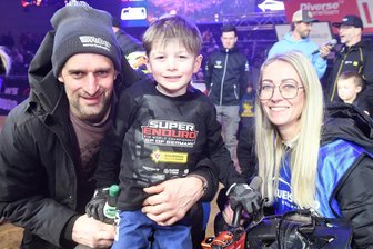 Rückschlag in Riesa: Peniger zieht sich aus der Superenduro-WM zurück - Edward Hübner (l.) mit Sohn Ewald und Lebenspartnerin Claudia Heinrich