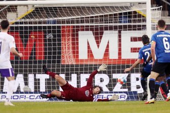 Rückschlag statt Befreiungsschlag: Aue dreht Spiel und gewinnt doch nicht - Das 3:3 in der Nachspielzeit: Aues Keeper Martin Männel konnte zunächst noch klären, war danach aber gegen Correia machtlos.