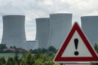 „Rücksichtslos“: Reaktionen zum geplanten Atomkraftwerk am Fuße des Erzgebirges - Das Atomkraftwerk Temelín in Südböhmen. In Tschechien könnte nahe der sächsischen Grenze ein weiteres AKW entstehen.