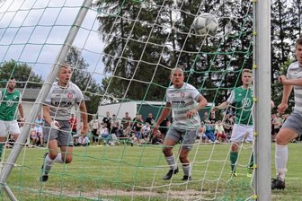 Rückspiel lockt 600 Fans nach Theuma - Wolkenbruch verjagt sie wieder -