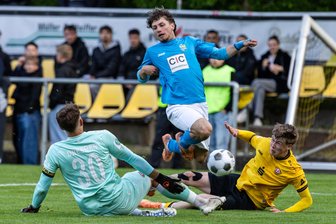 Rückstand gedreht: Juniorenkicker des Chemnitzer FC gewinnen den Sachsenpokal - Heinz Kühnreich (M.) holt hier kurz vor der Halbzeitpause den Elfmeter heraus, der zum Ausgleich führte.