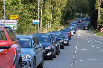 Rückstau soweit das Auge reicht: Wurde die Ampel in Wüstenbrand umgestellt? - 
