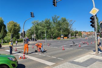 Rückstaus auf den Straßen an der Zwickauer Moccabar-Kreuzung: Das ist der Grund dafür - An der Moccabar-Kreuzung gibt es seit Mittwochmorgen Verkehrsbehinderungen. Grund sind Fahrbahnmarkierungen.