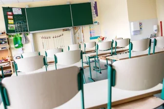 Ein leerer Klassenraum.