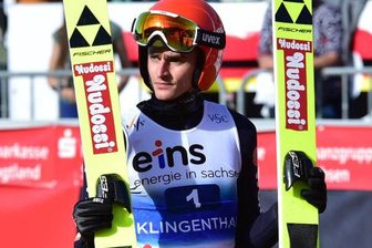 Richard Freitag, hier 2021 beim Sommer-Grand-Prix in Klingenthal, stellt seine Sprung-Ski in die Ecke.