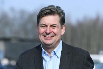 Rücktritt von Krah gefordert: AfD aus dem Chemnitzer Umland stellt sich gegen ihren Abgeordneten - Maximilian Krah beim kürzlichen Parteitag der AfD.
