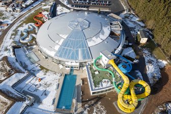 Rückwärts-Salto misslingt: Schwerer Unfall in Freizeitbad im Erzgebirge - Im Außenbecken am Freizeitbad Greifensteine hat sich ein schwerer Badeunfall ereignet.
