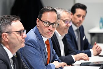 Rückzahlung von Coronahilfe: SAB schickt Bescheid in rekordverdächtigem Tempo ins Vogtland - Sachsens Wirtschaftsminister Dirk Panter (SPD) hat auf anhaltende Kritik reagiert und die Rückzahlung von Coronahilfe-Fördermitteln vorerst gestoppt. Wie geht es weiter?