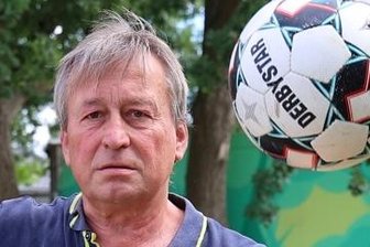 Rückzug statt Fete: Eubaer Fußballer geben auf - Allein mit dem Ball: Jens Jentzsch hat in Euba kein Männerteam mehr. 