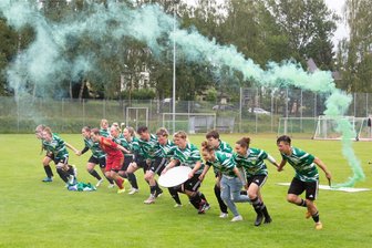Rückzug vom Rückzug: Kevin Weigand wieder Trainer der Fußballerinnen von Thum-Herold - Unter Volldampf in die Landesliga: Die Mannschaft des ESV Eintracht Thum-Herold nach dem Gewinn der Landesklasse.