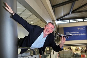 Rückzug von Ryanair aus Sachsen: Werden Flüge jetzt noch teurer? - 2013 hatte der damalige Ryanair-Chef Michael O'Leary noch angekündigt, das Angebot der irischen Billig-Airline abm Flughafen Leipzig/Halle auszubauen. Jetzt will sich die Fluggesellschaft aber komplett aus Sachsen zurückziehen.