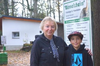 Rüsselsheim im Tierpark Hirschfeld? Ideengeberin sorgt sich um Namensrechte - Bei einem Besuch im Tierpark zeigte Christina Marschner ihrem Enkel Eric den fertig gestellten Bereich der Freianlage für die Nasenbären. Mit "Rüsselsheim" hat sie inzwischen ihren Frieden gemacht.