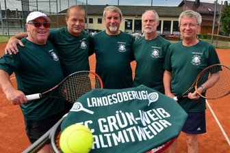 Rüstige Rentner bleiben am Netz ungeschlagen - Günther Kirsten, Gerd Grünert, Andreas Haack, Frank Neugebauer und Thomas Nagel (v. l.) freuen sich auf die Landesoberliga. 