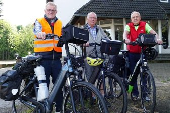 Rüstiges Seniorentrio radelt 800 Kilometer nach Hause - Auf zur nächsten Etappe: Nach der Übernachtung im Hotel "Zur Heinzebank" machen sich Johann Hesselink, Heinz-Dieter Miener und Roland Hirche (von links) wieder auf den Weg.