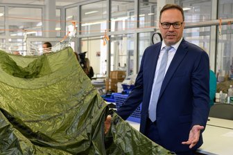 Rüstungsindustrie: Minister will mehr Ansiedlungen in Sachsen - Wirtschaftsminister Dirk Panter (SPD) besuchte am Mittwoch Firmen der Rüstungsbranche wie einen Hersteller von Militärfallschirmen in Ostsachsen.