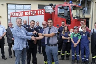 Rüstwagen an Weischlitz übergeben - OB Raphael Kürzinger (vorn links) überreichte die Schlüssel für den Rüstwagen an den Weischlitzer Bürgermeister Steffen Raab.