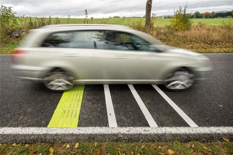Rüttelstreifen und Stoppschilder: Kreis reagiert auf Unfallschwerpunkt im Erzgebirge - Aus Richtung Flugplatz kommend wurden Rüttelstreifen auf den Kärnerweg aufgebracht.