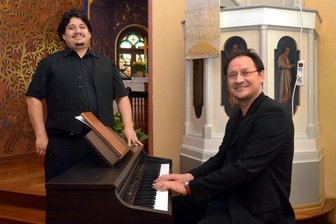 Rützengrüner Bratwürste gehen weg wie warme Semmeln - Gonzalo Diaz (links) und Benjamin Stielau eröffneten am Freitagabend mit einem einstündigen Konzert in der Kirche die diesjährige Rützengrüner Kirmes. Viel mehr Live-Musik gab es dieses Mal nicht.