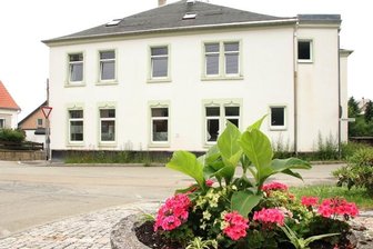 Rützengrüner Gasthof soll weg - Um den ehemaligen Gasthof wuchert das Unkraut. Das Gebäude soll bald weichen. 