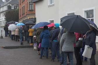 Ruft der Erzgebirgskreis den Katastrophenfall aus? - In dieser Woche wurde im Sächsischen Haus in Bärenstein geimpft. Bei Regen und Kälte harrten die Menschen stundenlang aus. 