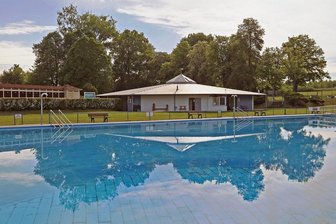 Ruhe vor dem Ansturm: Freitag geht es in ersten Freibädern in und um Zwickau los - Im Freibad Crossen ist alles vorbereitet für die Eröffnung der Saison am Wochenende. 