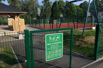 Ruhestörung und Vandalismus: Wird der Bolzplatz in Hainichen geschlossen? - Der Bolzplatz Turnerstraße in Hainichen. Die Anlage ist umzäunt und kann abgeschlossen werden.