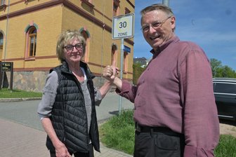 Ruhiges Wohngebiet in Werdau wird zur Raser-Strecke: „Vor allem die Kinder sind gefährdet“ - Eva-Maria Prausa und Hans-Jürgen Gräßer weisen auf das Tempo-30-Schild am Eingang zur Ringstraße, das viele Kraftfahrer übersehen.