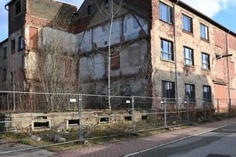 Ruine: Abriss der Tischler-PGH verzögert sich - Die alte Fabrik steht an der August-Bebel-Straße.