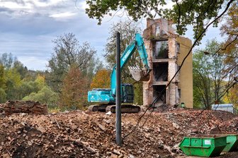 Ruine am Chemnitztalradweg wird abgerissen - Viel ist nicht mehr übrig von dem einst mehrstöckigen Gebäude.