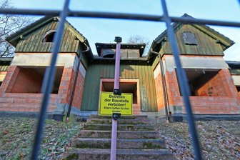 Ruine am Eingang zum Zwickauer Waldpark weiter vor ungewisser Zukunft - Das Gelände um die Bauruine am Waldpark wurde gerodet, Bauaktivitäten gibt es aber keine.