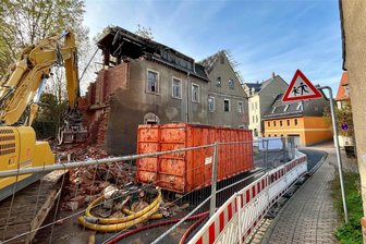 Ruine in Hainichen wird abgerissen: Straße muss für zwei Wochen gesperrt werden - Kein Durchkommen mehr: Das Haus Oederaner Straße 2 am Neumarkt in Hainichen wird seit Dienstag abgerissen.