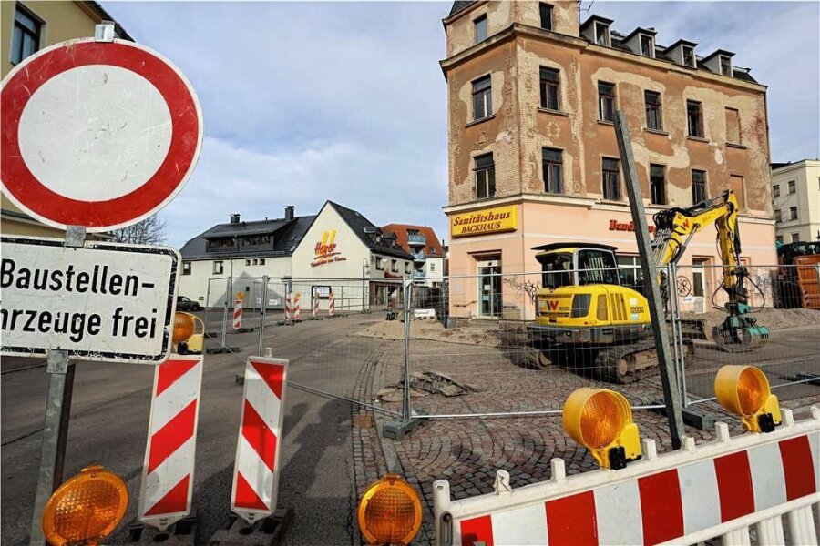 Ruinen in der Werdauer Innenstadt: Wieso dauert der Abriss so lange? - Die beiden heruntergekommenen Wohnhäuser gegenüber der Fleischerei Heyer werden jetzt abgerissen.