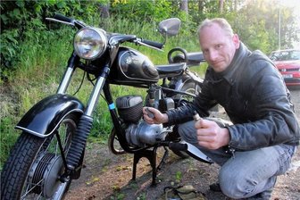 Ruinenhupen: In Elsterberg wird‘s laut - Christian Lorber ist vierter Besitzer der RT 125, die auch als Fahrschul-Motorrad diente.