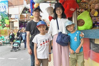 Rummel auf dem Bergstadtfest in Freiberg: Was sagen die Besucher? - Die Familie von Ying Huang (2. v. r.) hat ihr Glück am Schießstand versucht.