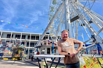 Rummel auf dem Hartmannplatz: Was Riesenrad und gebrannte Mandeln in Chemnitz dieses Jahr kosten - Rico Illgen, Vorsitzender des Mittelsächsischen Schaustellerverbandes, freut sich, dass seit Langem mal wieder ein Riesenrad auf dem Hartmannplatz steht.